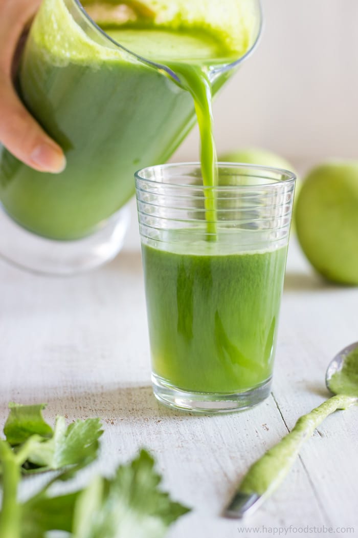 Healthy Green Juice Recipe. Only 3 ingredients and ready in 5 minutes! | happyfoodstube.com